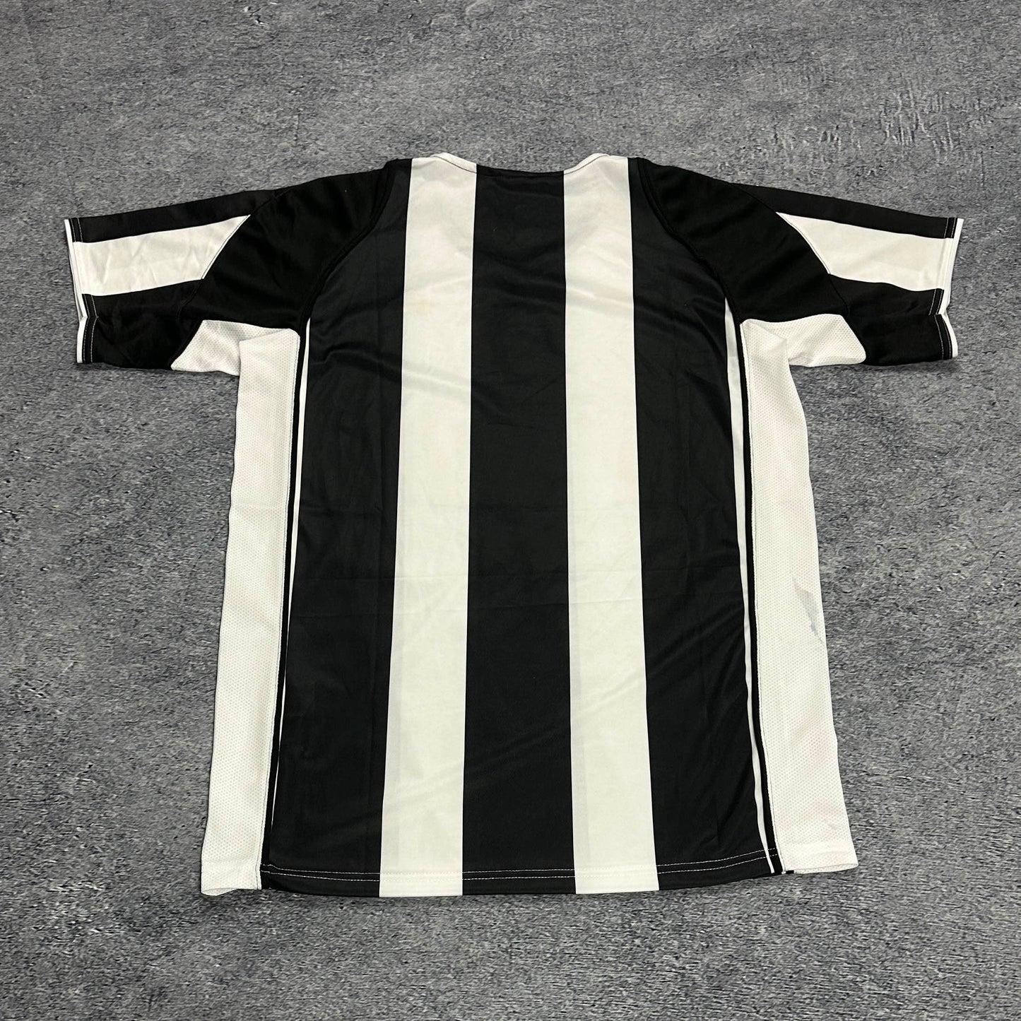 Vintage Juventus Trikot M – Fußballtrikot mit Fleck